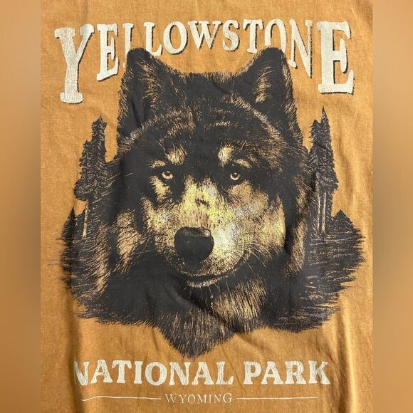 NWT Yellowstone National park Wolf Tee shirt - Picture 2 of 4